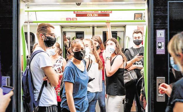 Usuarios con mascarilla en Metrovalencia. 