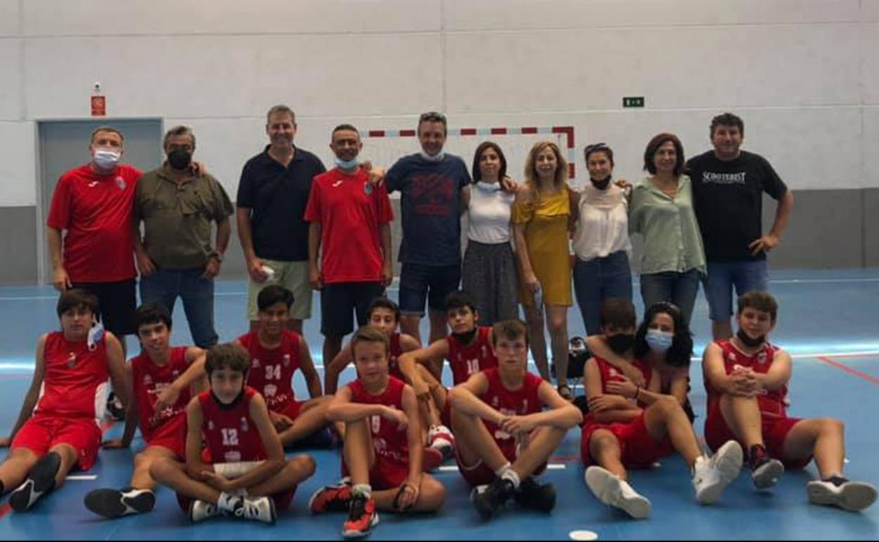 El  equipo infantil del Paidos Dénia, con técnicos y familiares.  