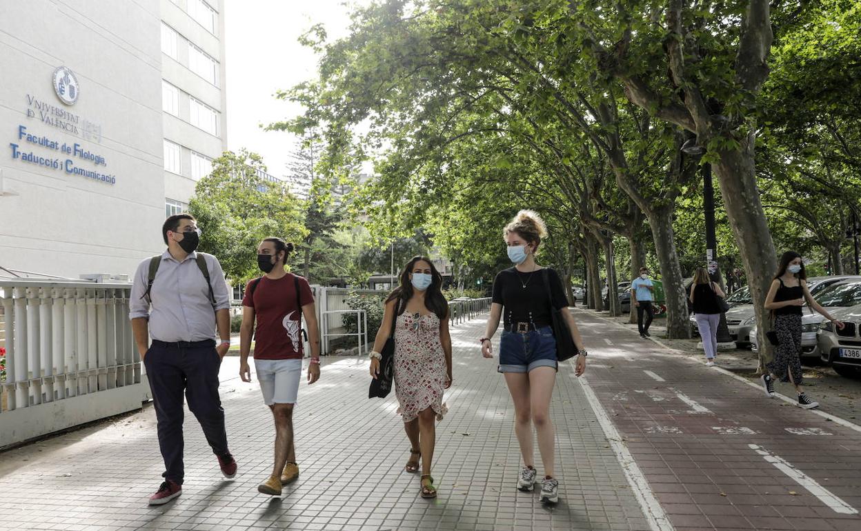 Estudiantes junto a la Facultad de Filología. 