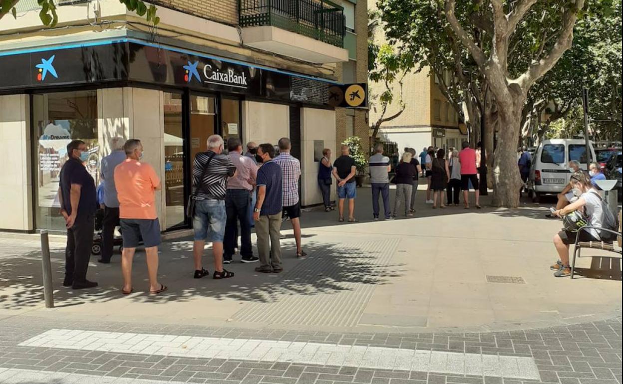 Los citados en el centro de mayores para vacunarse hacen cola en la avenida San Onofre. 