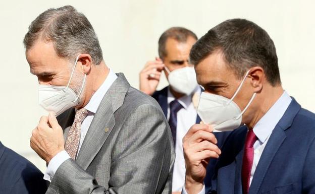 Pedro Sánchez conversa con el Rey duranre la apertura del Mobile World Congress.