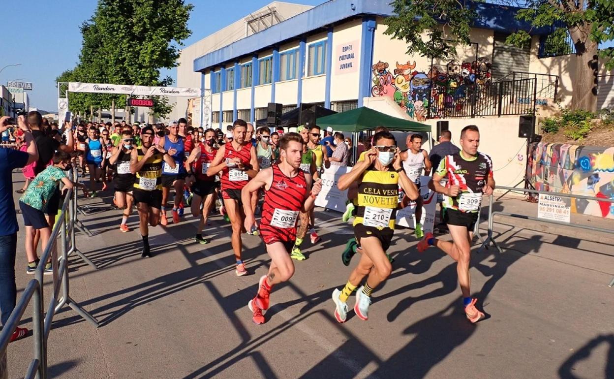 Los atletas en la salida de la carrera en Montaverner. 