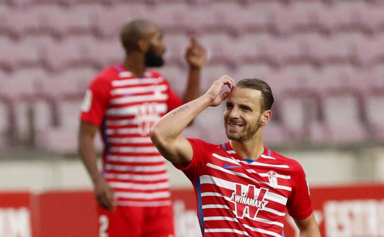 Roberto Soldado celebra un gol con el Granada.