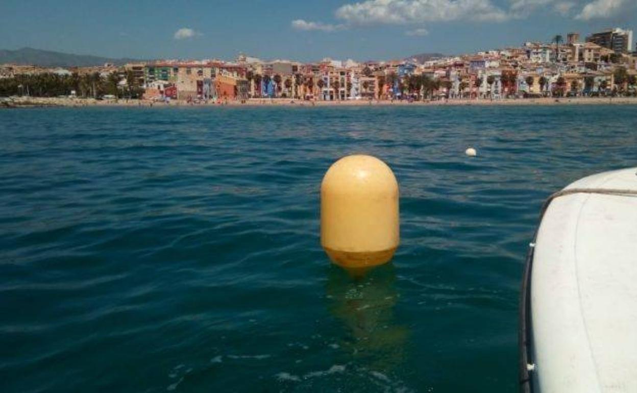 Trabajos de balizamiento en la costa de la Vila Joiosa.