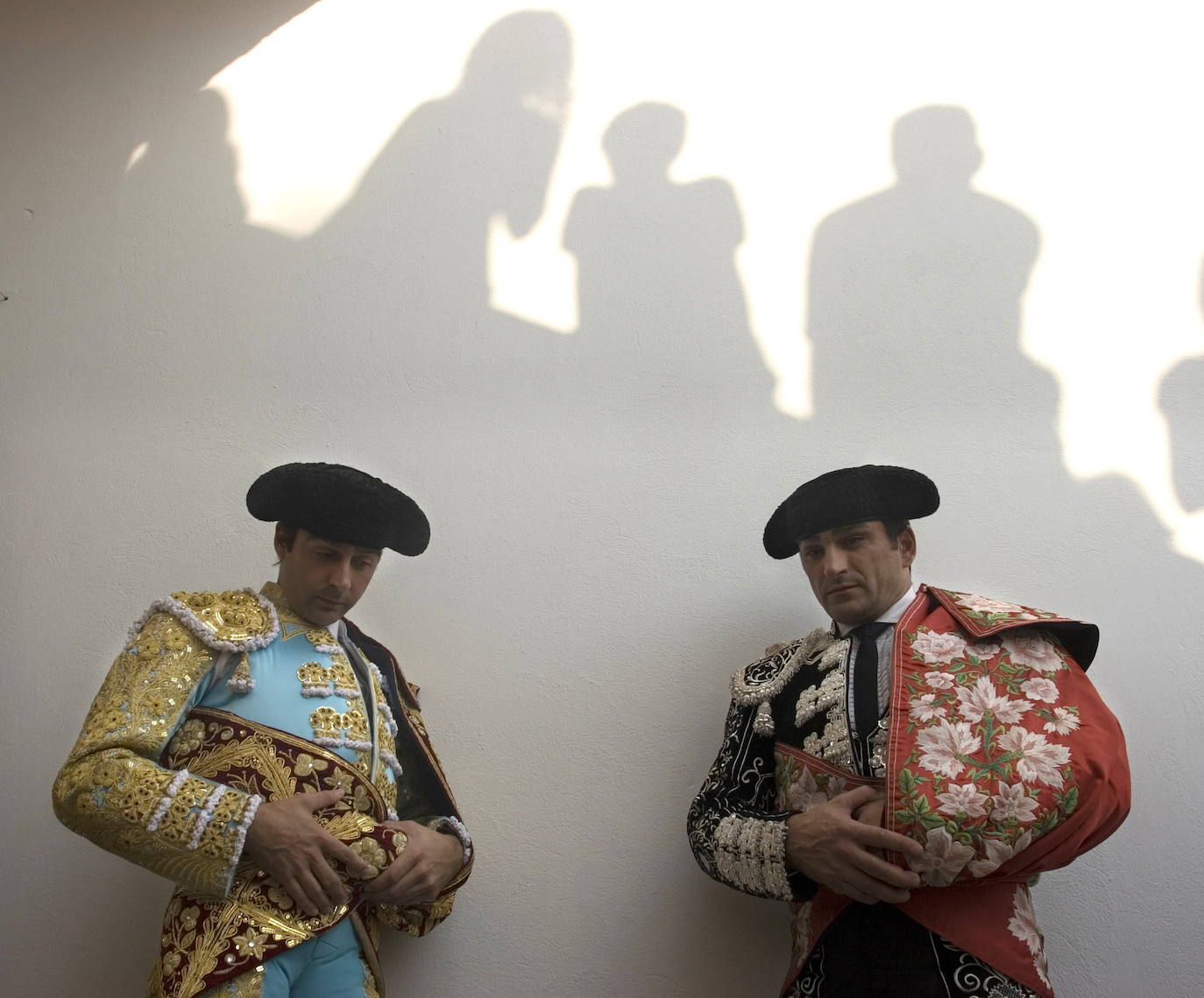 El diestro Enrique Ponce (i) y un subalterno, momentos previos al inicio de la corrida celebrada en el coso taurino de Almeria en 2007