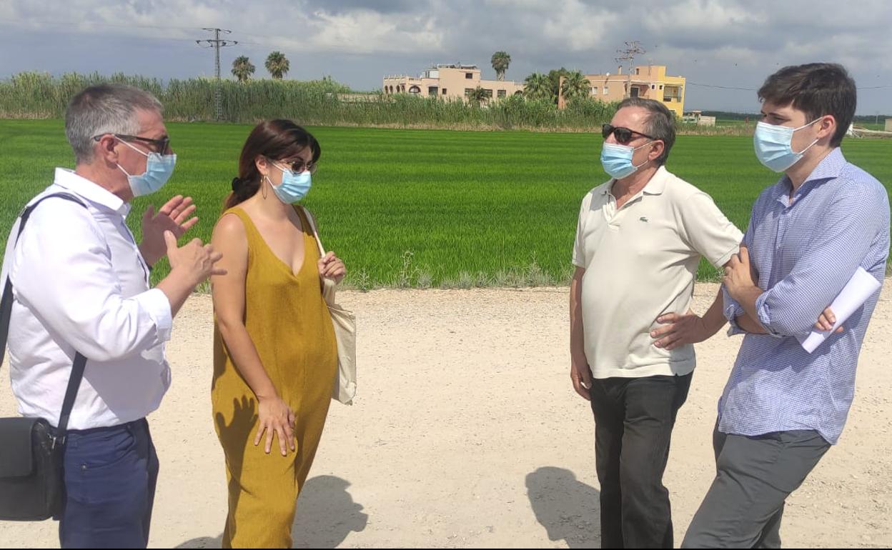 Beamud y Sanjuán, durante la visita a las pedanías del sur ayer.