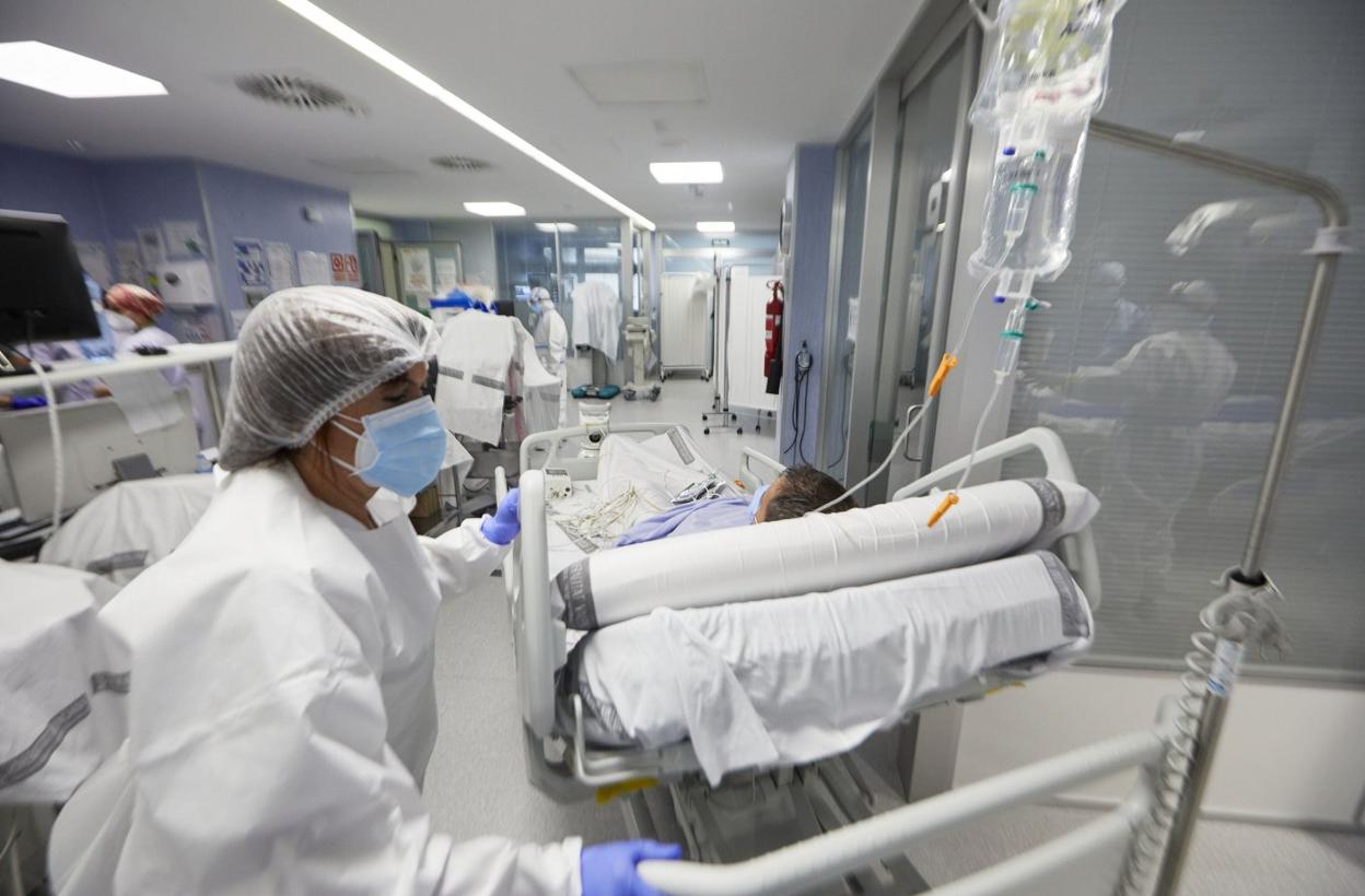 Pacientes en la UCI del Hospital Arnau de Vilanova. iván arlandis