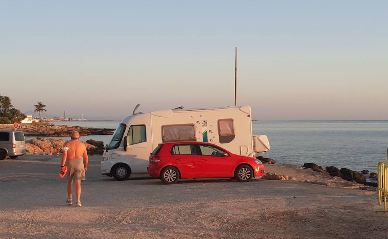 Una de las autocaravanas estacionada días atrás en el litoral de Les Rotes, a pocos pasos del mar. 