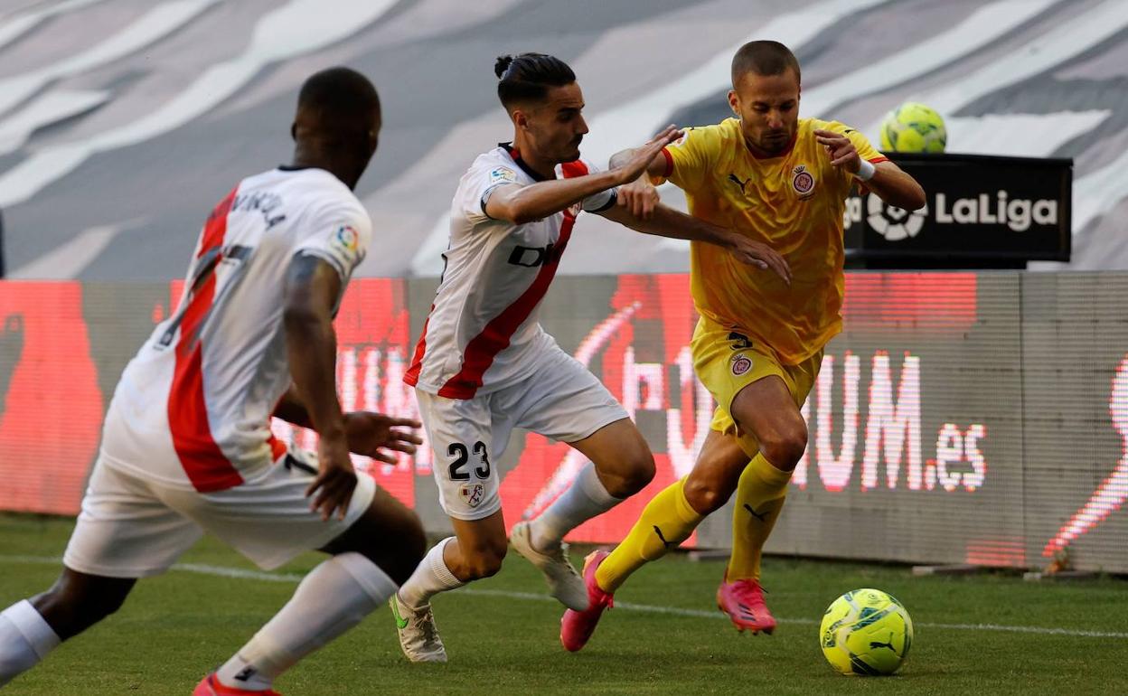 Enric Franquesa disputa el balón con el jugador del Rayo Vallecano Óscar Valentín.