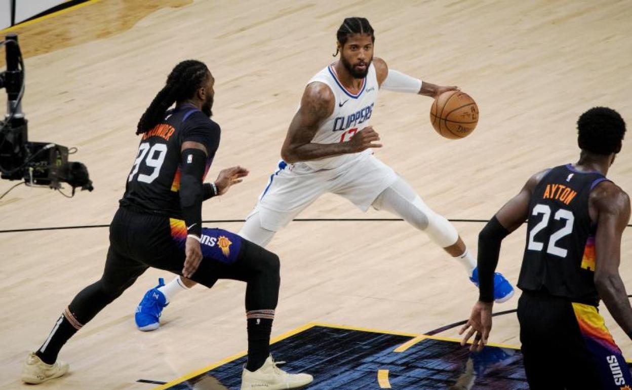 Paul George conduce a canasta durante el encuentro.