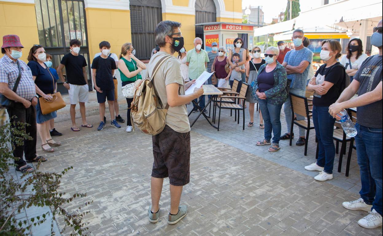 El guía y los participantes en la primera ruta. 