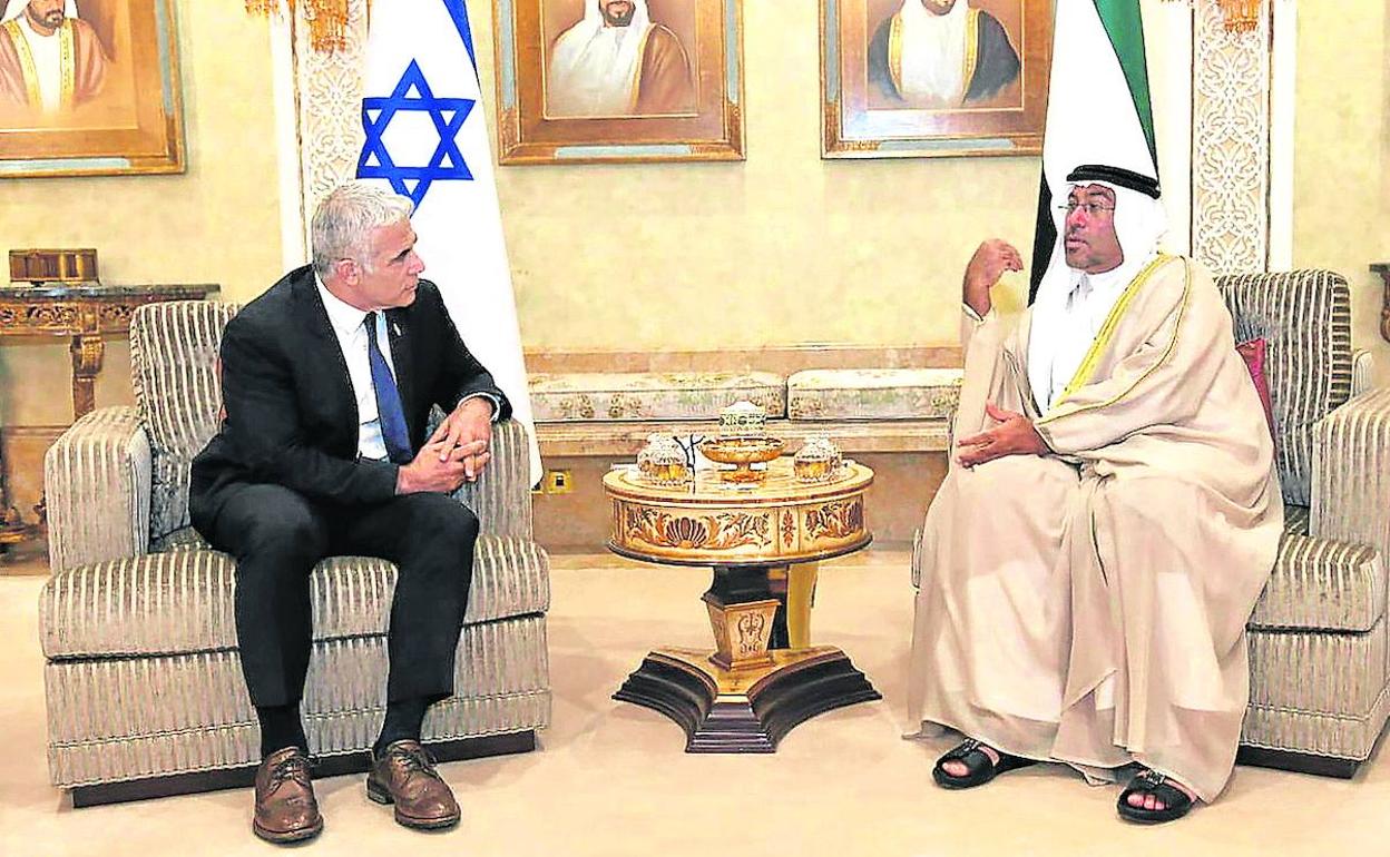 Lapid se entrevistó en Abu Dabi con el ministro de Estado emiratí, Ahmed al-Sayegh..