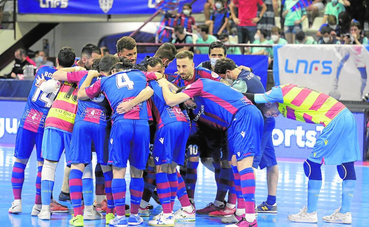 Los jugadores del Levante FS hacen una piña antes del segundo partido de la final.
