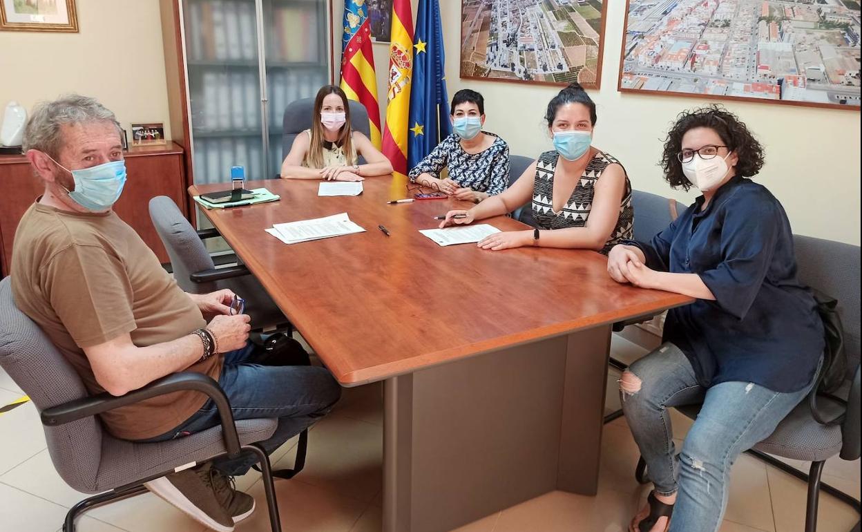 La concejala de Agricultura, Beatriz Sánchez, con los vecinos implicados, y la alcaldesa, Cristina Civera. 