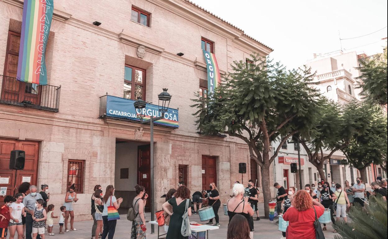 La lectura del manifiesto a las puertas del ayuntamiento de Catarroja. 