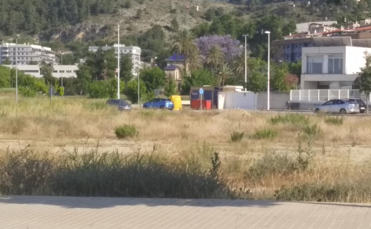 Solar donde estaba proyectado un aparcamiento lanzadera hacia el Hospital Lluís Alcanyís. 