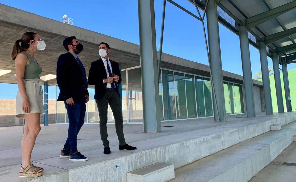 El vicepresidente, Bielsa, con el alcalde de Rafelbunyol, Fran López. 