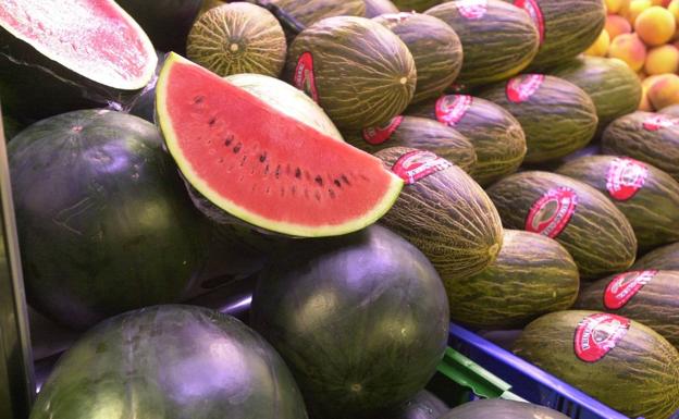 Sandías y melones en el mostrador de una frutería.