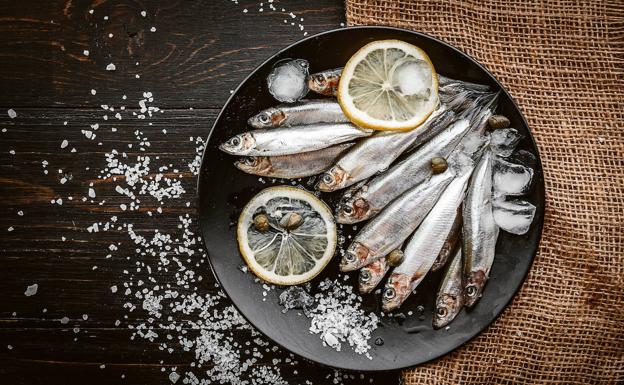 Un plato de sardinas.