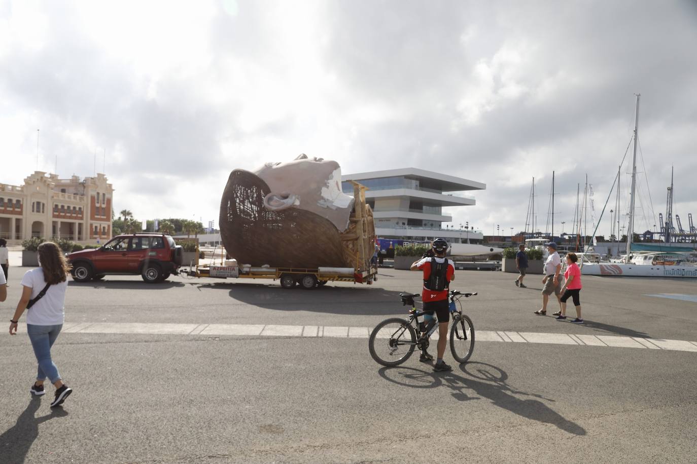 El busto de la falla municipal 2020 sale de la antigua base del Alinghi en La Marina para su restauración. 