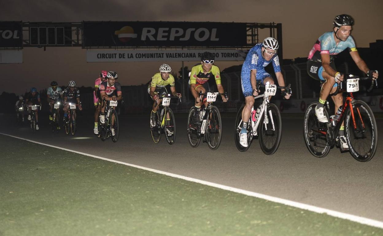 Ciclistas participando en la 24 horas Cyclo Circuit