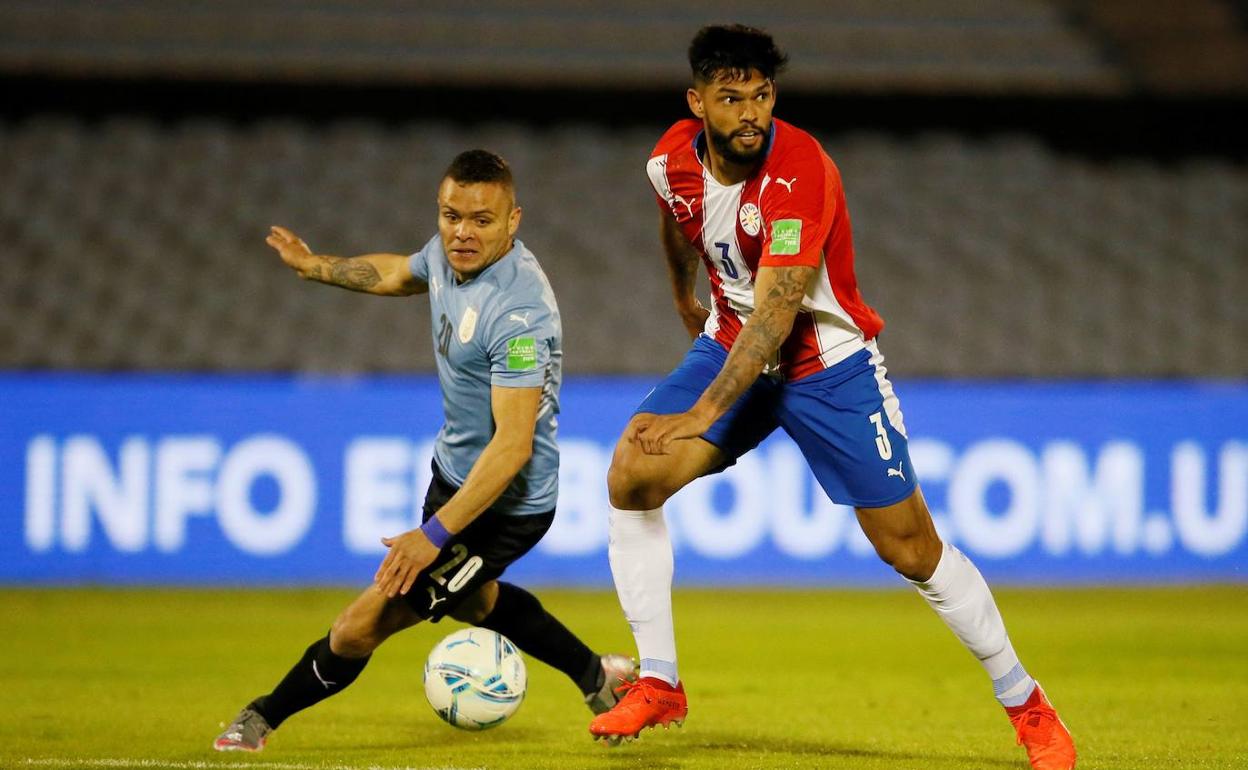 El uruguayo Jonathan Rodríguez disputa un balón con el posible fichaje del Valencia, Omar Alderete (d). 