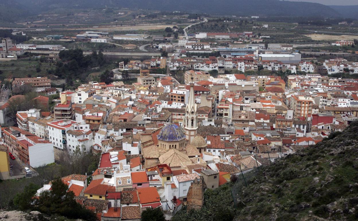 Vista de Moixent desde el Castillo por donde se plantea canalizar la línea de alta tensión. 