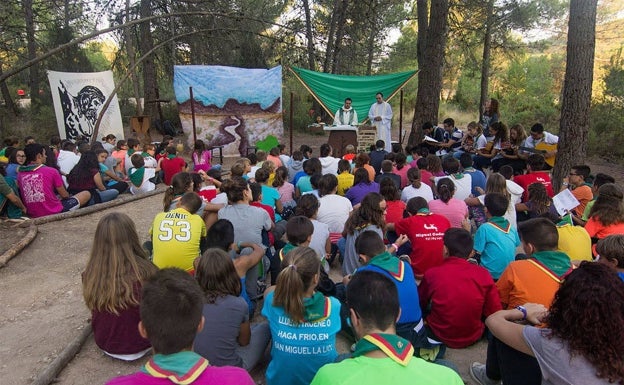 Asistentes a un campamento de verano organizado por los Juniors, donde imágenes como esta, de 2019, no podrían darse este verano por las restricciones.