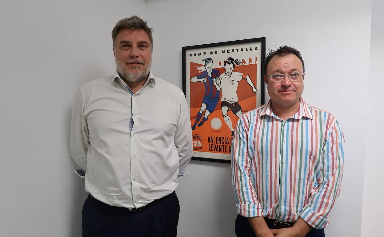 Pablo Mantilla, a la izquierda, durante una reunión de trabajo con director general de Responsabilidad Social de la Generalitat. 