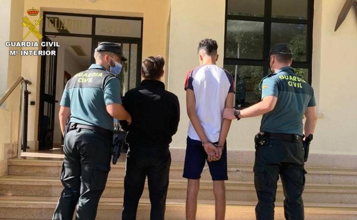 Los agentes de la Benemérita con los dos detenidos en Calp. 