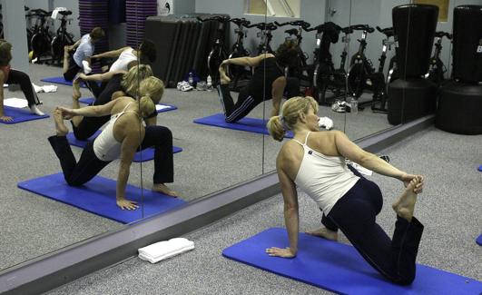 Calentamiento antes de comenzar una clase en un gimnasio.