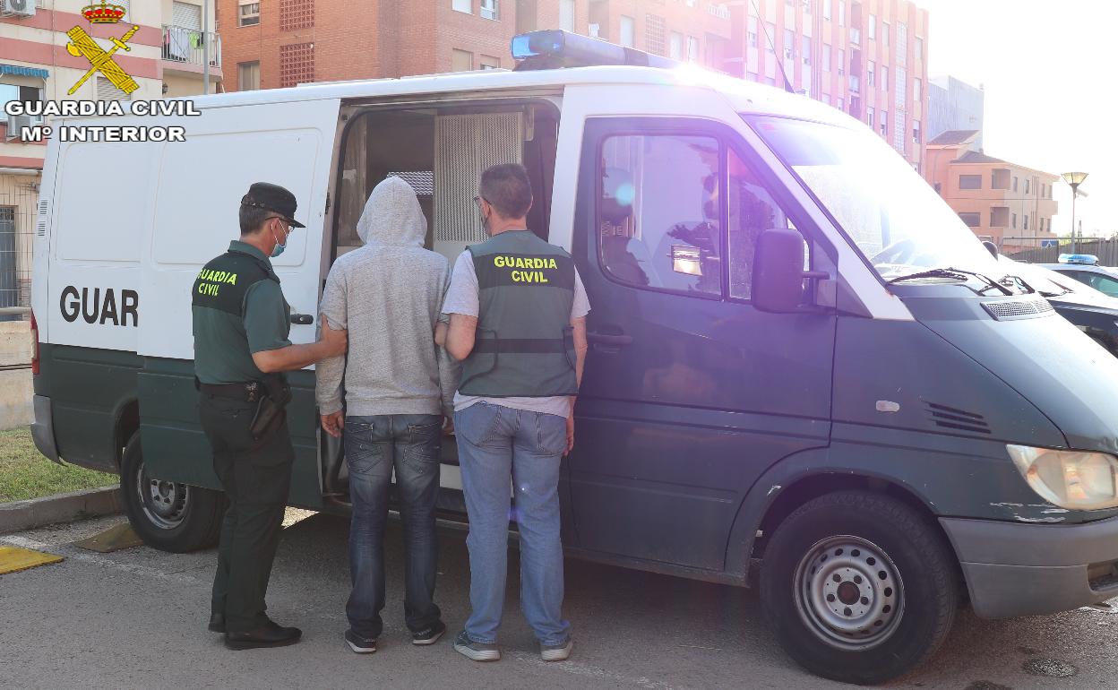 Imagen de archivo de un joven detenido por la Guardia Civil. 