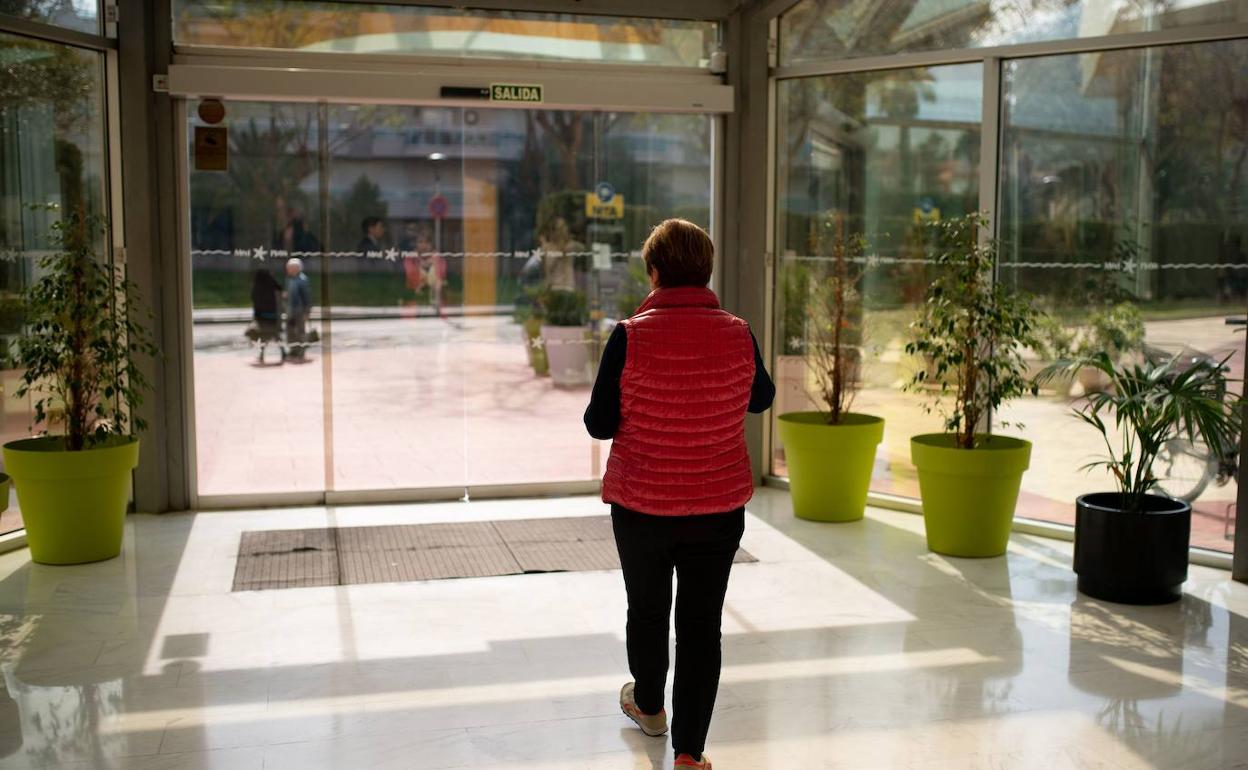 Una mujer pasea por un hotel. 