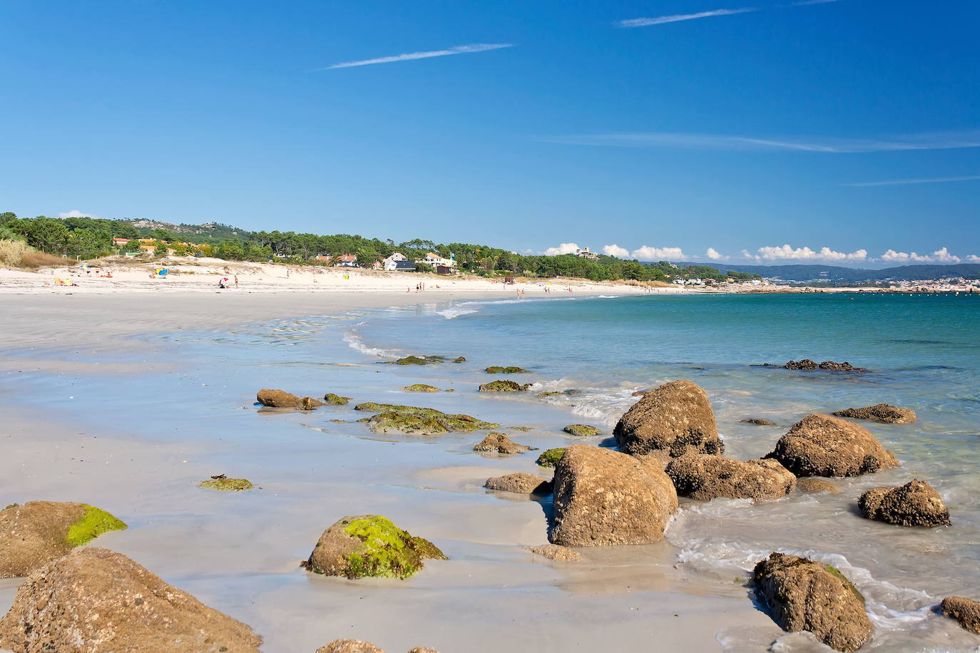 1.- O Grove (Pontevedra) | O Grove es el paraíso gallego para los amantes del verano, del sol y la playa. Con un microclima propio, unas playas de arena fina y aguas cristalinas... Todo un destino termal y una gastronomía para desconectar. 