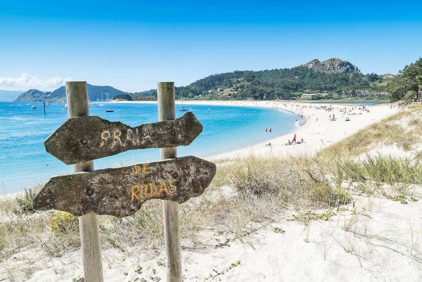 4.- Playa de Rodas (Islas Cíes) | Hace unos años, ‘The Guardian’ la consideró la mejor playa del mundo. Está rodeada de dunas naturales, un kilómetro de largo por 60 metros de ancho. Justo a las espaldas de está el lago de Cíes. 