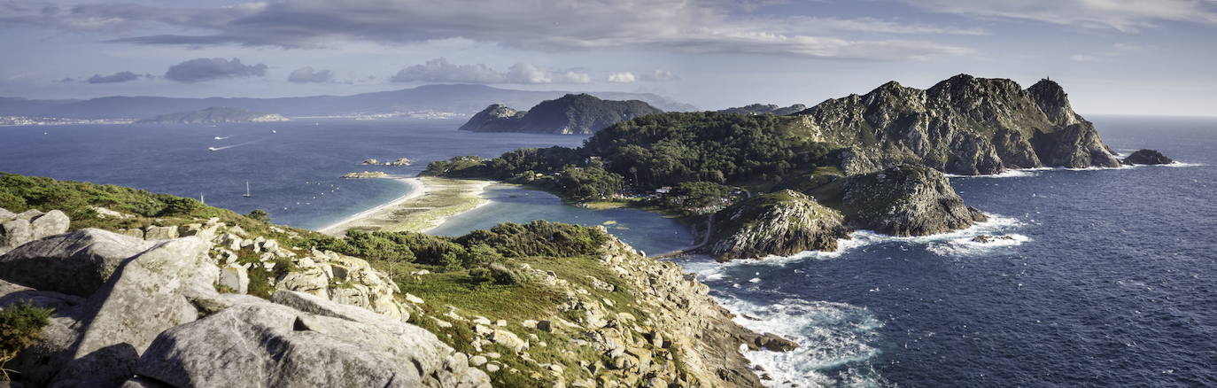 4.- Playa de Rodas (Islas Cíes) | Hace unos años, ‘The Guardian’ la consideró la mejor playa del mundo. Está rodeada de dunas naturales, un kilómetro de largo por 60 metros de ancho. Justo a las espaldas de está el lago de Cíes. 