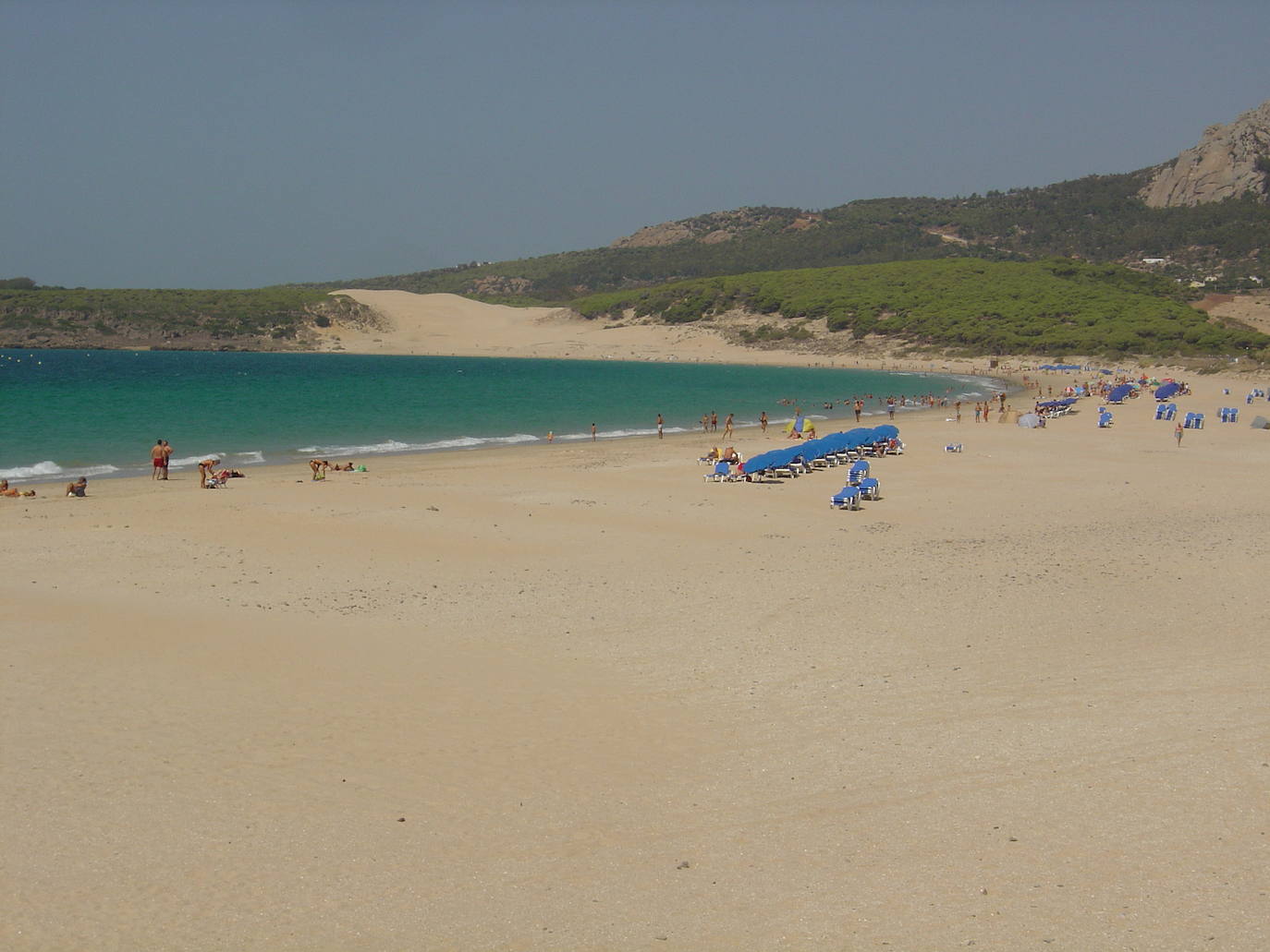 5.- Bolonia (Tarifa, Cádiz) | Abrigada por la sierra de la Plata, la salvaje ensenada de Bolonia asoma maravillosa desde una duna activa de más de treinta metros de altura. Su largo arenal merece paseo, así como los restos arqueológicos del conjunto urbano de época romana más completo de la península: las ruinas de Baelo Claudia.