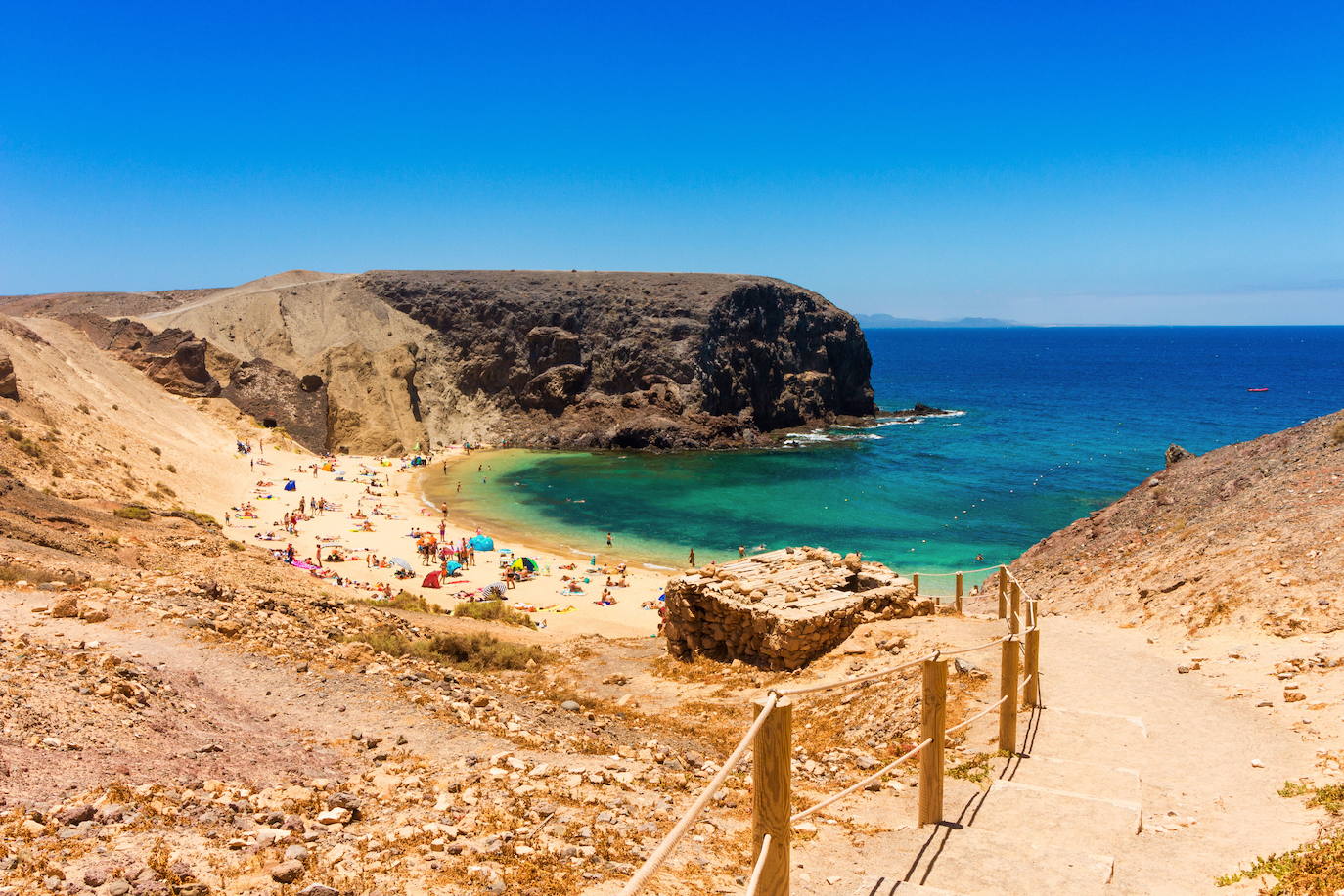 6.- Playas de Papagayo (Lanzarote) | Las Playas de Papagayo son la joya de la corona de las playas de Lanzarote. Dos kilómetros de playa, de arenas doradas y aguas casi cristalinas, repartidos en pequeñas calitas: Mujeres, El Pozo, Caleta del Congrio, Puerto Muelas y Papagayo -en la imagen-.