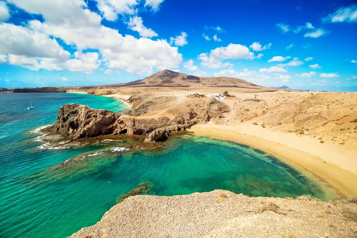 6.- Playas de Papagayo (Lanzarote) | Las Playas de Papagayo son la joya de la corona de las playas de Lanzarote. Dos kilómetros de playa, de arenas doradas y aguas casi cristalinas, repartidos en pequeñas calitas: Mujeres, El Pozo, Caleta del Congrio, Puerto Muelas y Papagayo -en la imagen-.