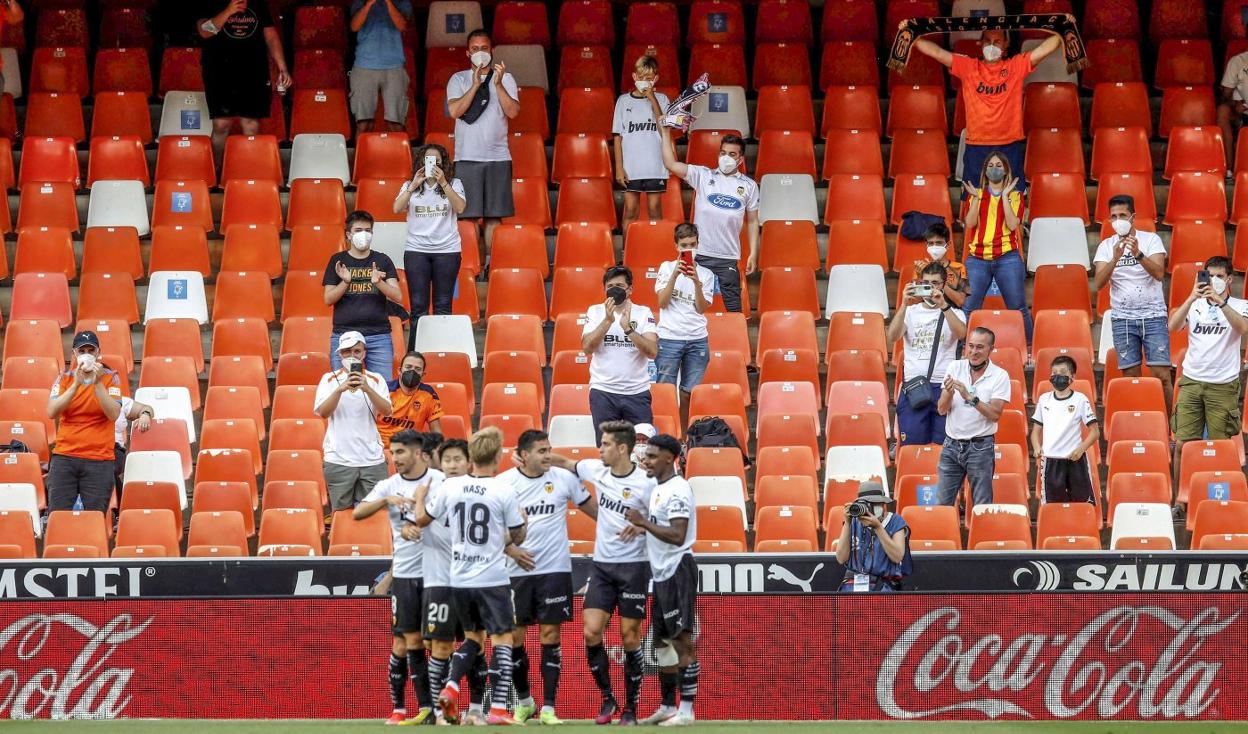 El Valencia celebra un gol en Mestalla ante el Eibar, en unas gradas donde la previsión es que al comienzo de la Liga puedan albergar más público. EFE