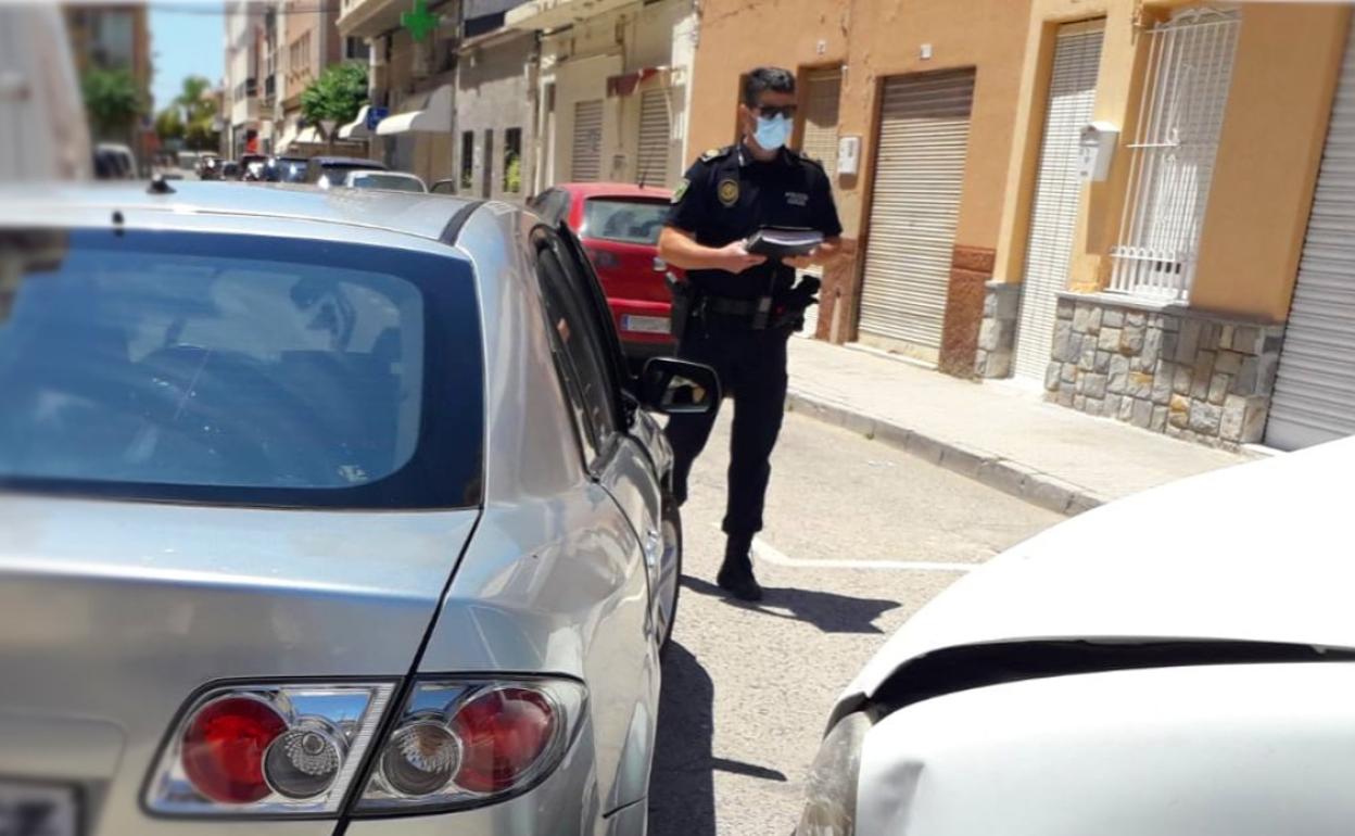 Después del accidente continuaron su huida a pie hasta que fueron alcanzados por los agentes. 