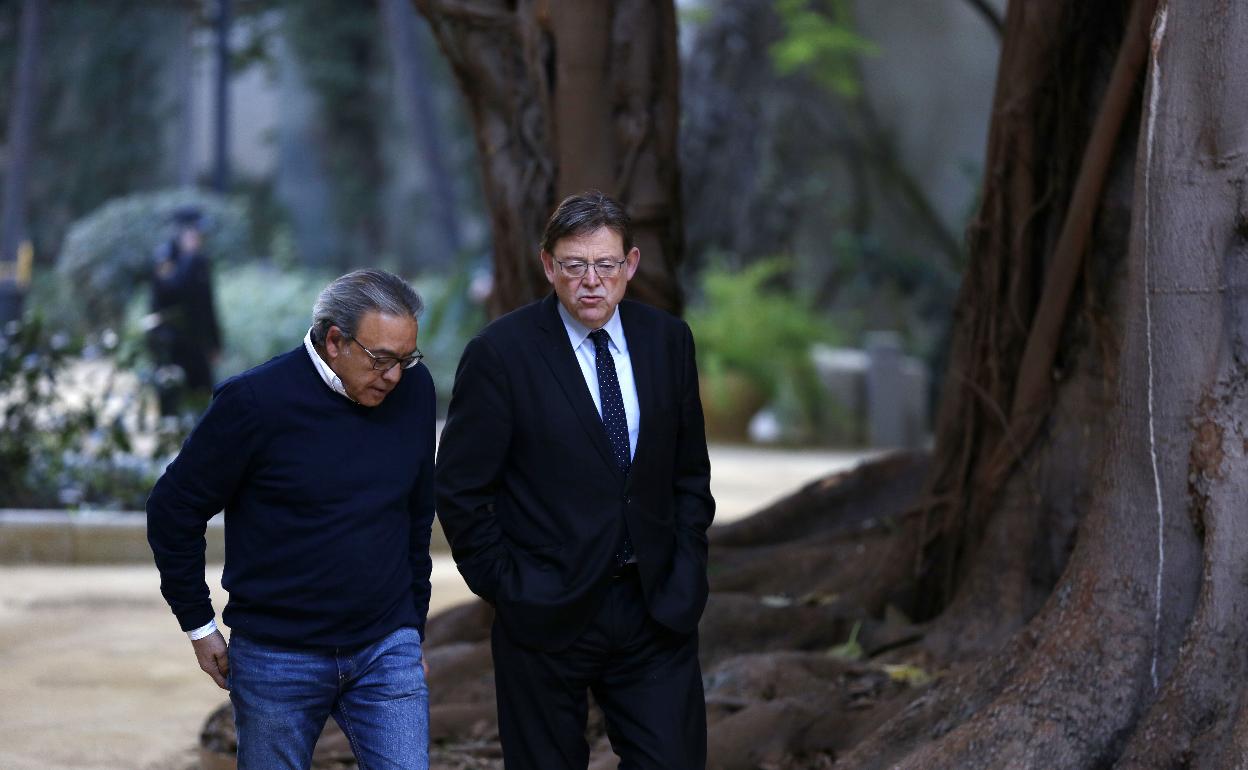 Mata, junto a Ximo Puig, en el patio de Les Corts. 