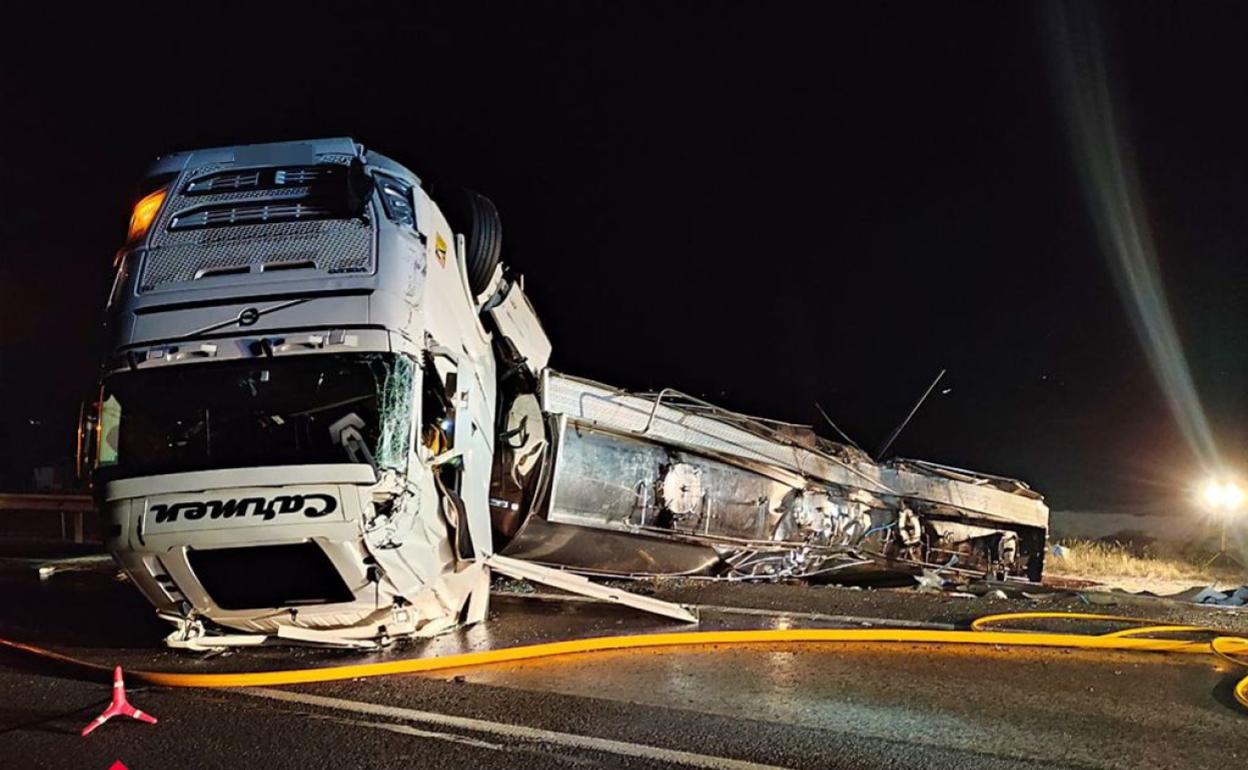 El camión volcado, anoche, durante la intervención de los Bomberos. 