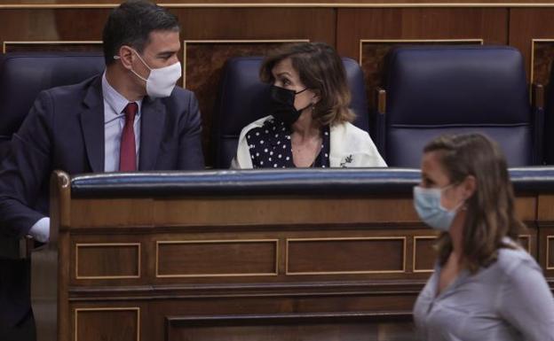 Pedro Sánchez conversa con Carmen Calvo.