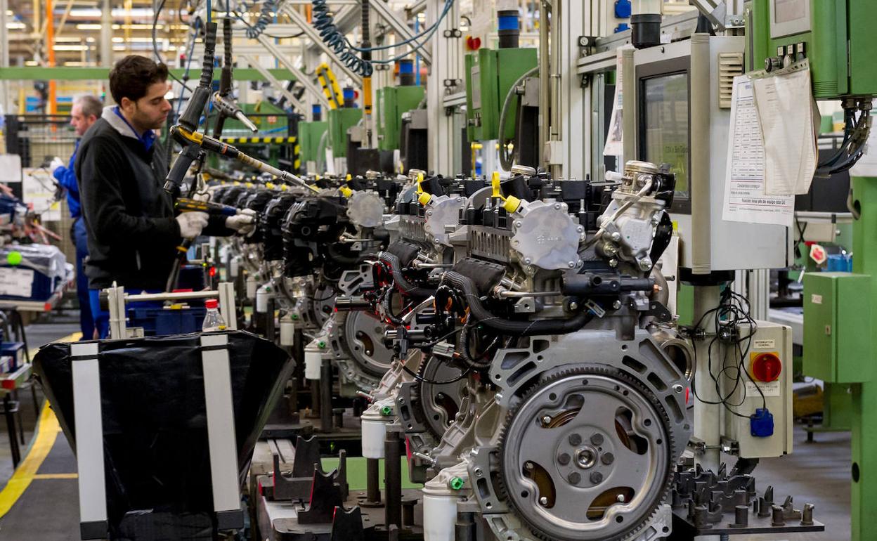 Un trabajador de la factoría de Ford Almussafes antes de la pandemia. 