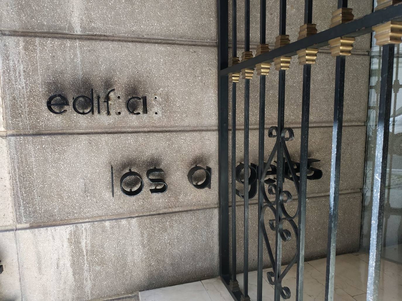 El rótulo estropeado del edificio Los Ángeles