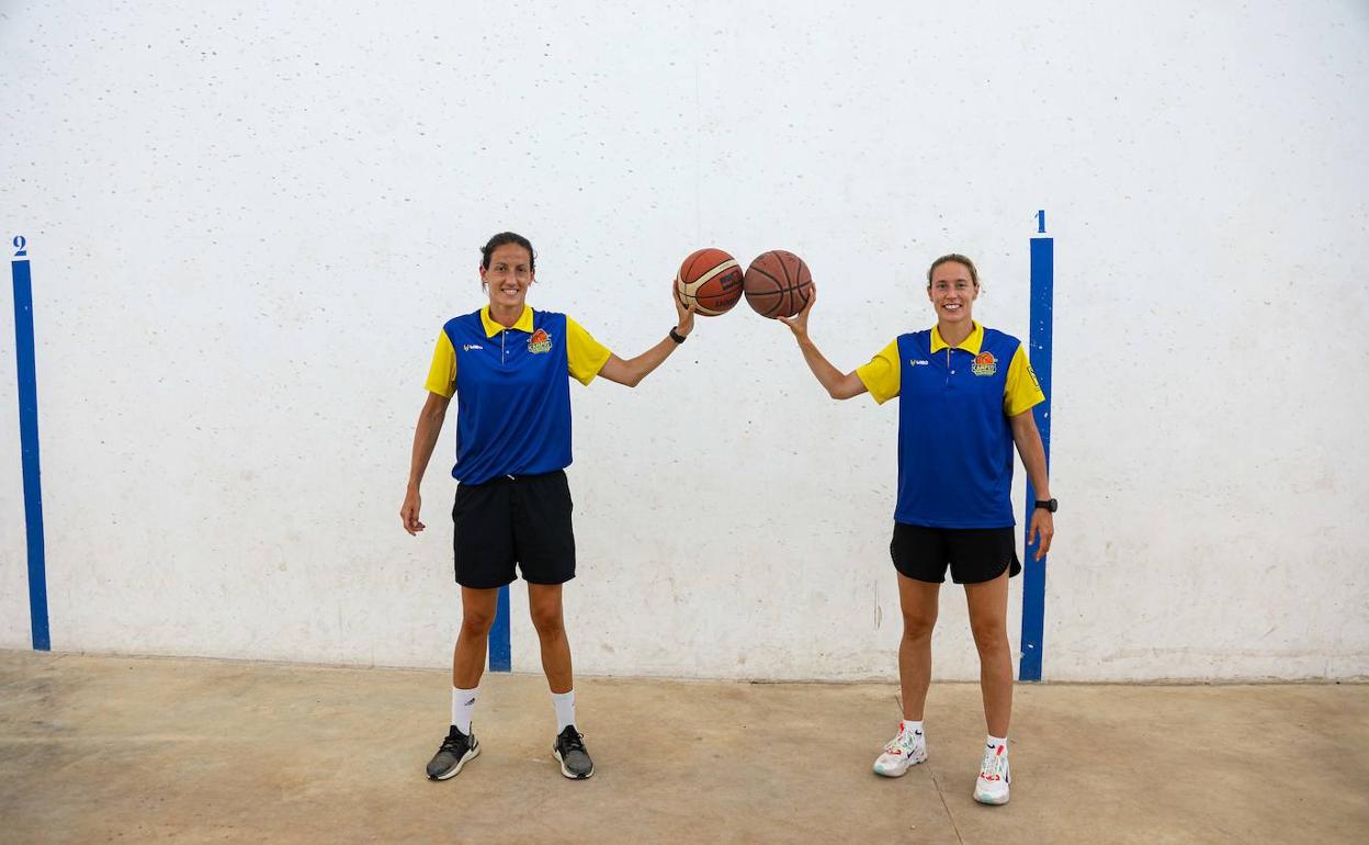 María Pina y Anna Gómez posan para LAS PROVINCIAS en el Trinquet de Alfara. 