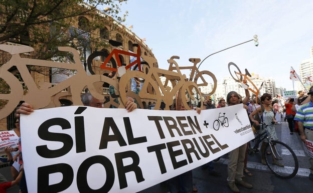 Teruel sale a la calle para pedir que no se eliminen trenes entre Valencia y Zaragoza