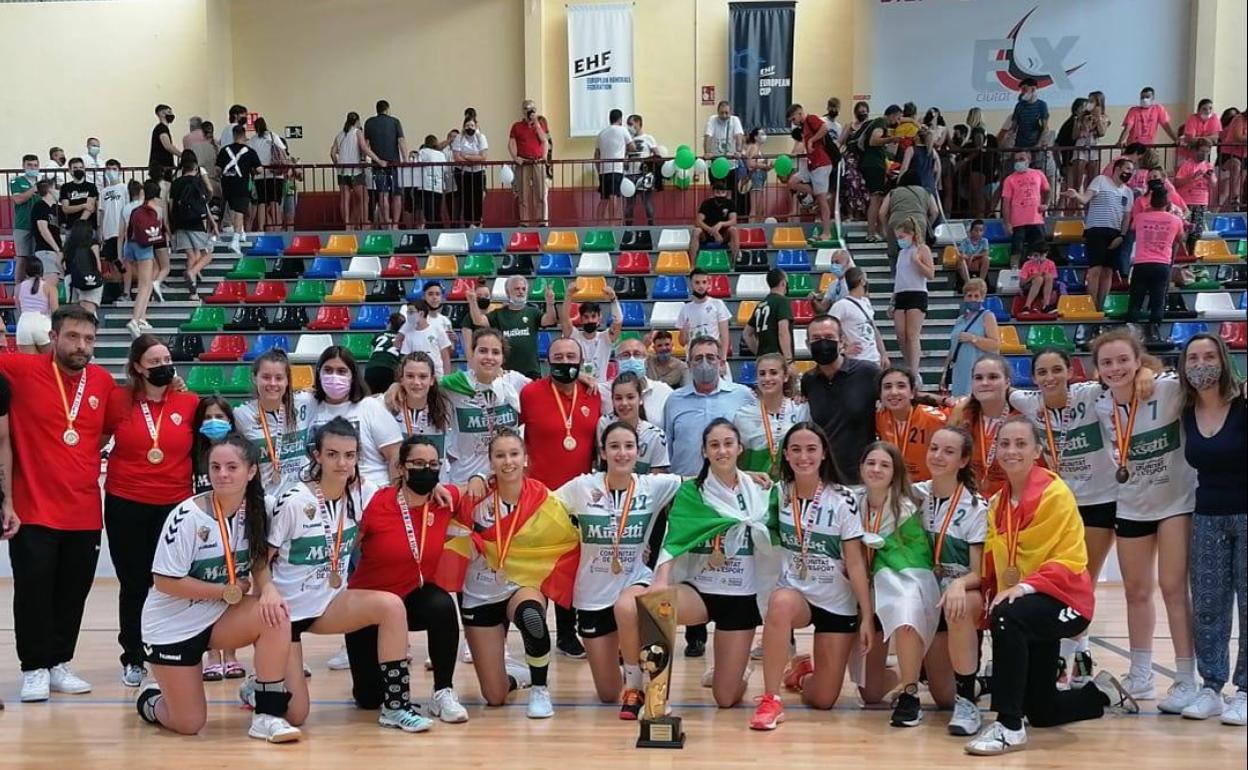 El equipo cadete femenino del CB Elche, junto al trofeo de campeonas de España. 