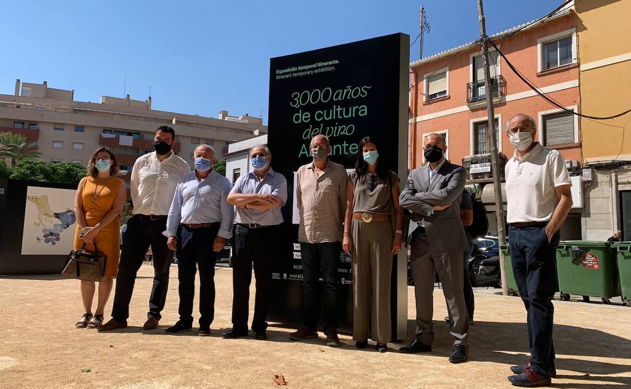 La inauguración en Dénia de la muestra sobre la cultura del vino.